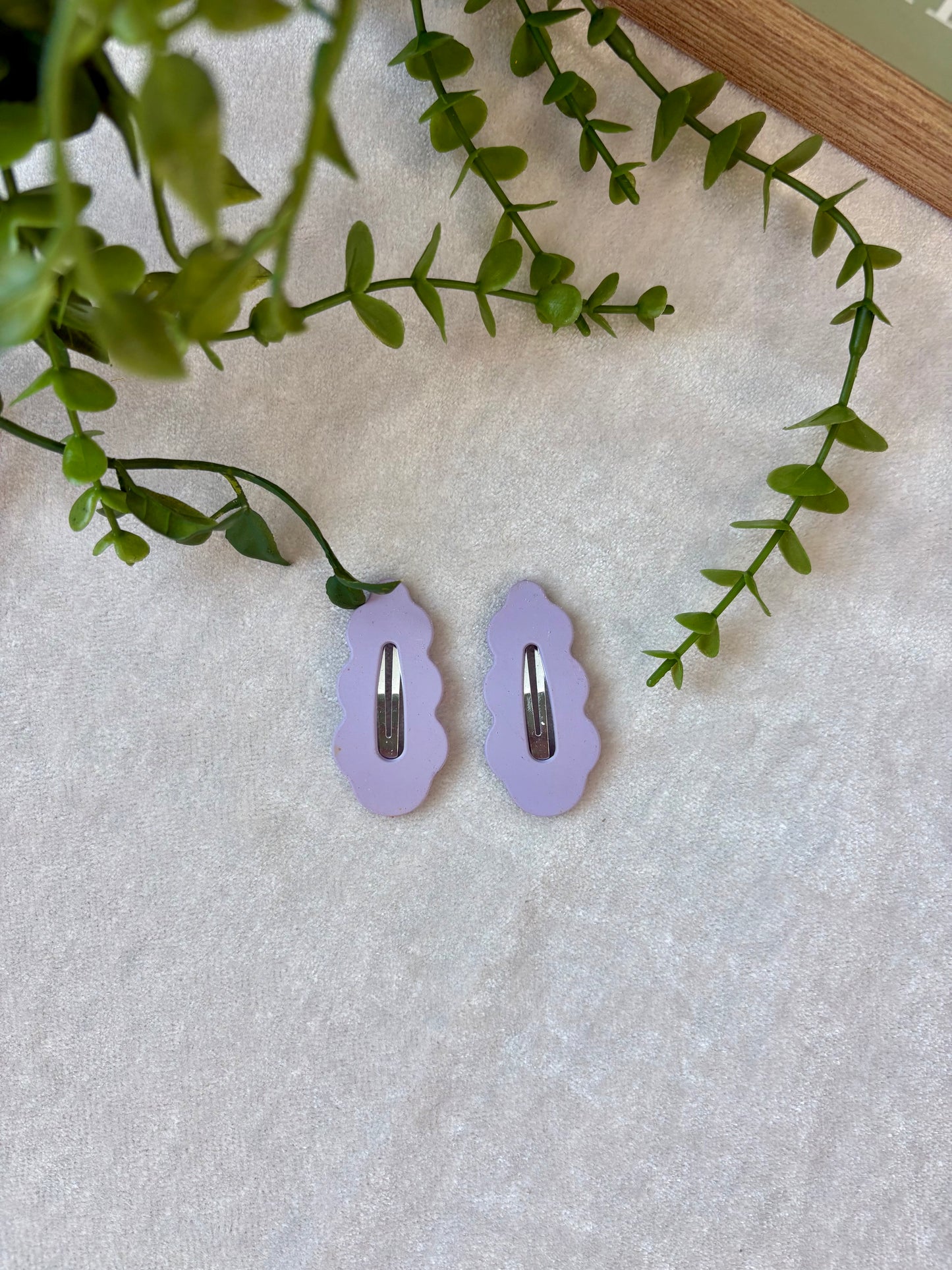 Scalloped snap clips