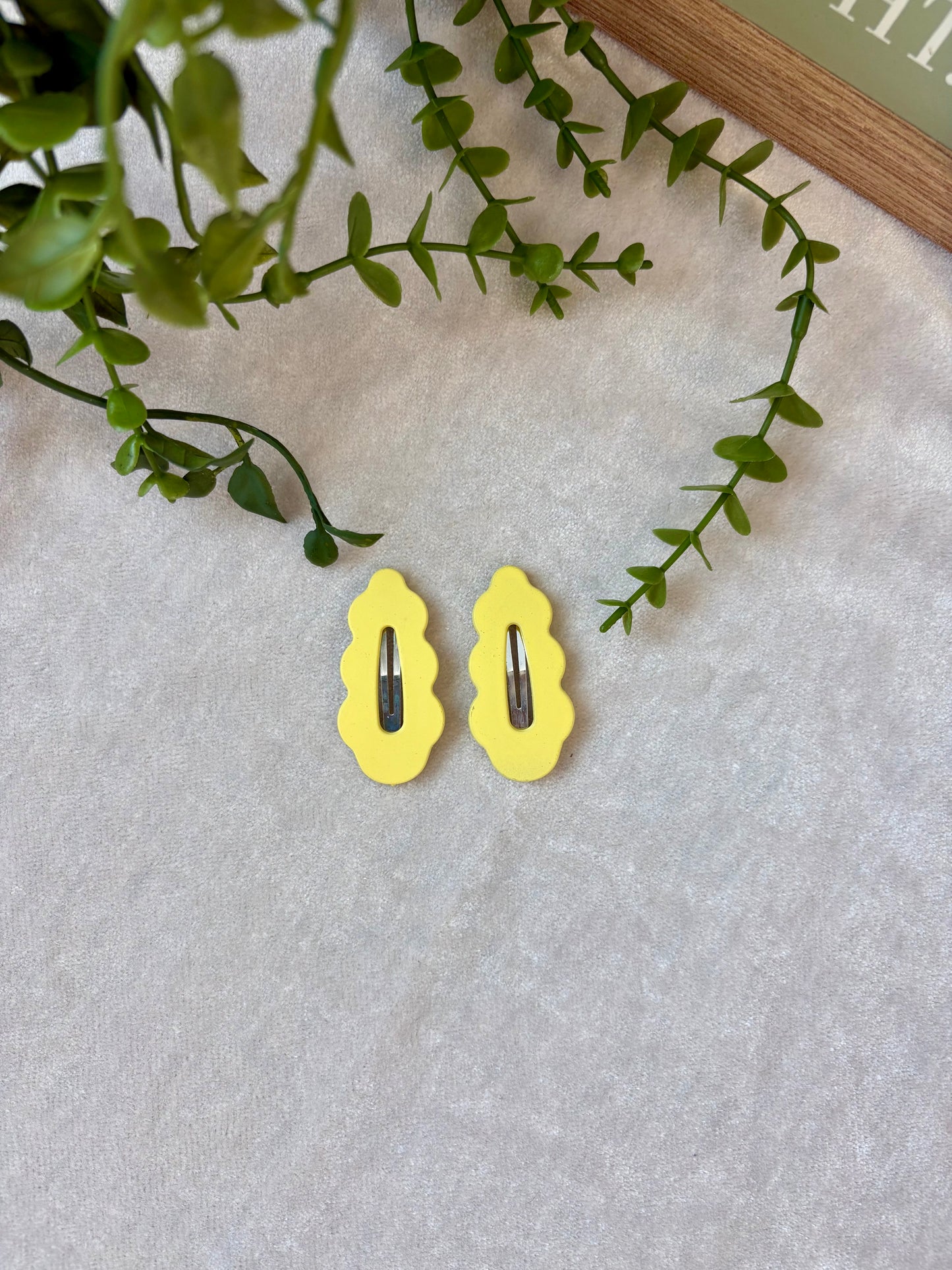 Scalloped snap clips
