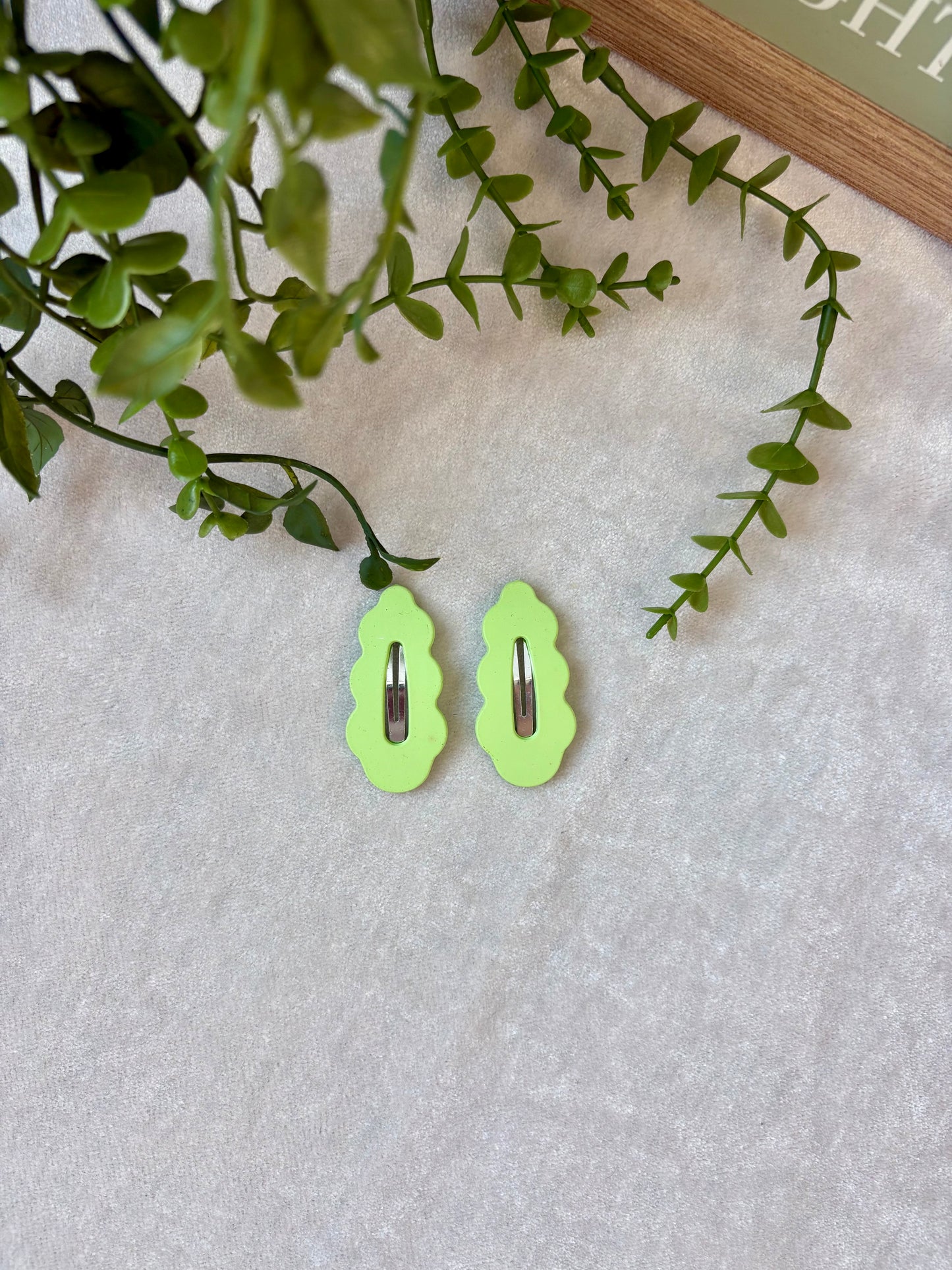 Scalloped snap clips