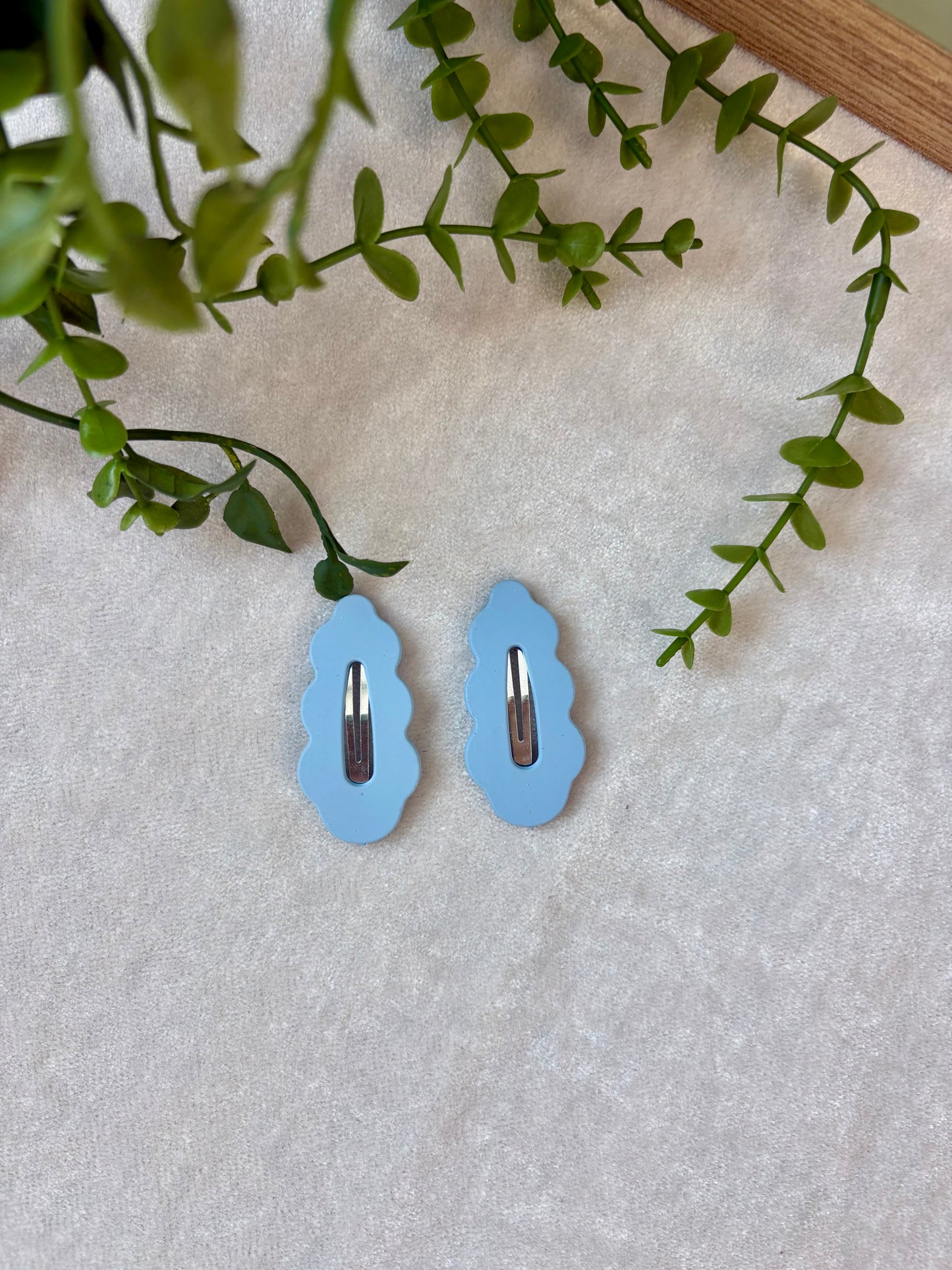 Scalloped snap clips